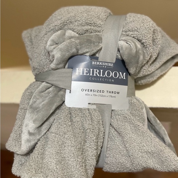Berkshire Other - Berkshire Heirloom Collection Plush Gray Throw